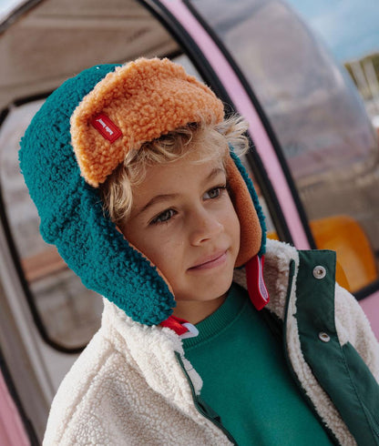 Chapka enfant bleu camel effet moumoute étiquette rouge Hello Hossy