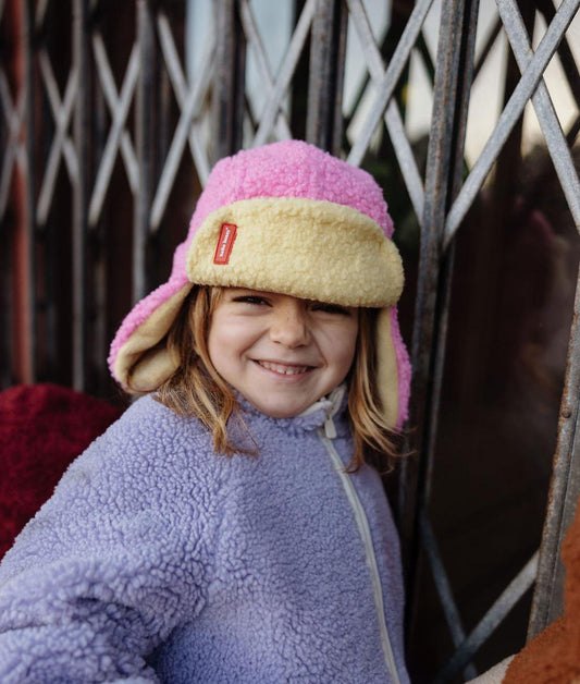 Fille portant la chapka en moumoute bicolore Cozy Kira – look hiver – Hello Hossy