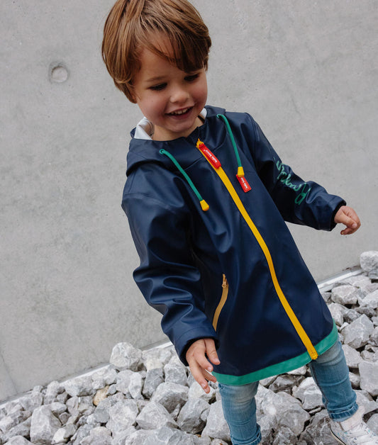 Garçon portant le ciré de pluie imperméable avec capuche Night – photo lifestyle – Hello Hossy