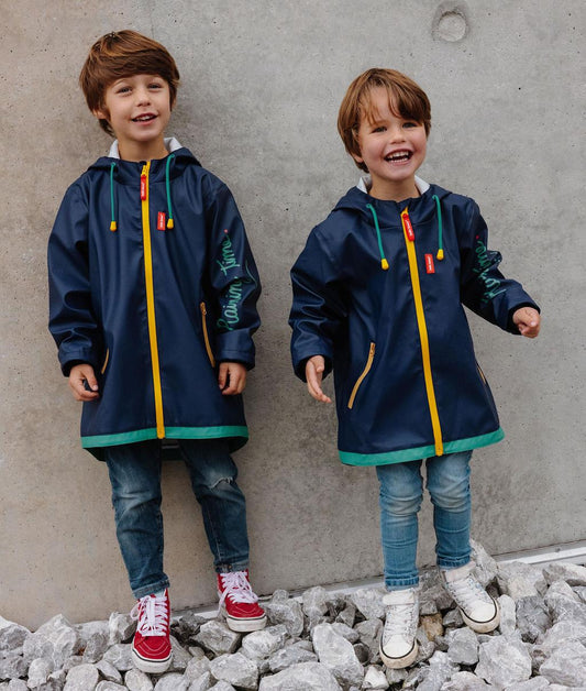 Duo de garçons avec le ciré de pluie imperméable Night - vue de face - photo lifestyle - Hello Hossy
