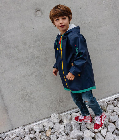 Ciré de pluie imperméable Night porté par un garçon - vue de 3/4 - photo lifestyle – Hello Hossy