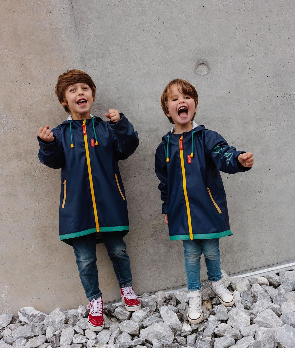 Deux garçons portant le ciré de pluie imperméable Night - photo lifestyle - Hello Hossy
