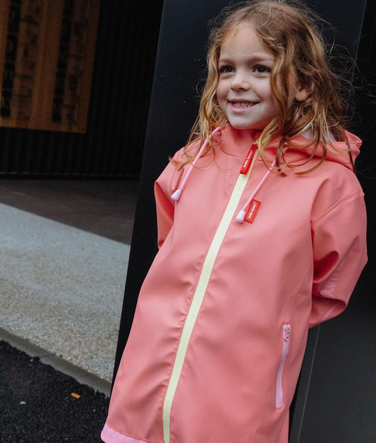 Ciré de pluie imperméable Pink porté par un enfant - vue de 3/4 - Hello Hossy