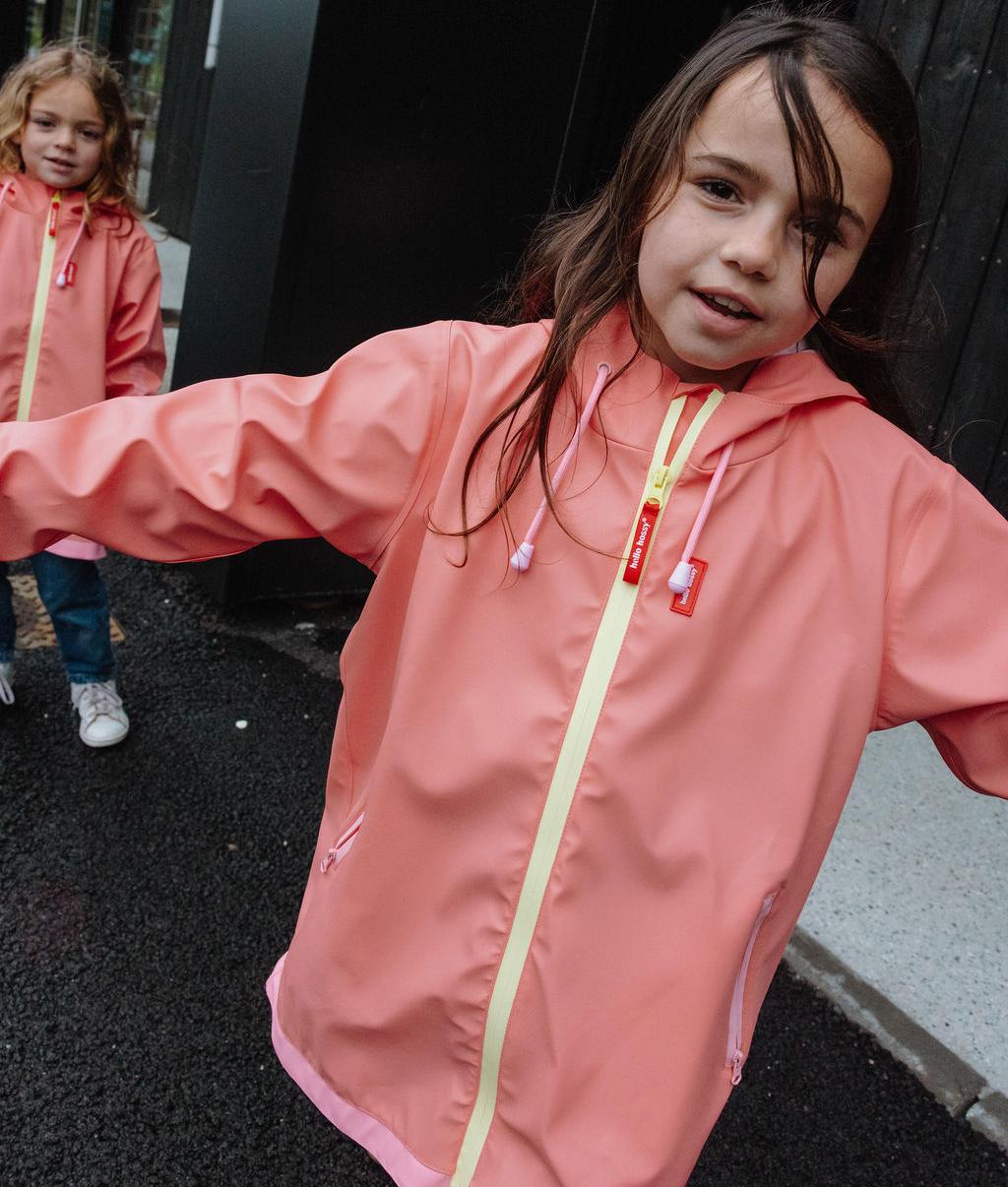 Deux filles portant le ciré de pluie imperméable Pink - photo lifestyle - Hello Hossy