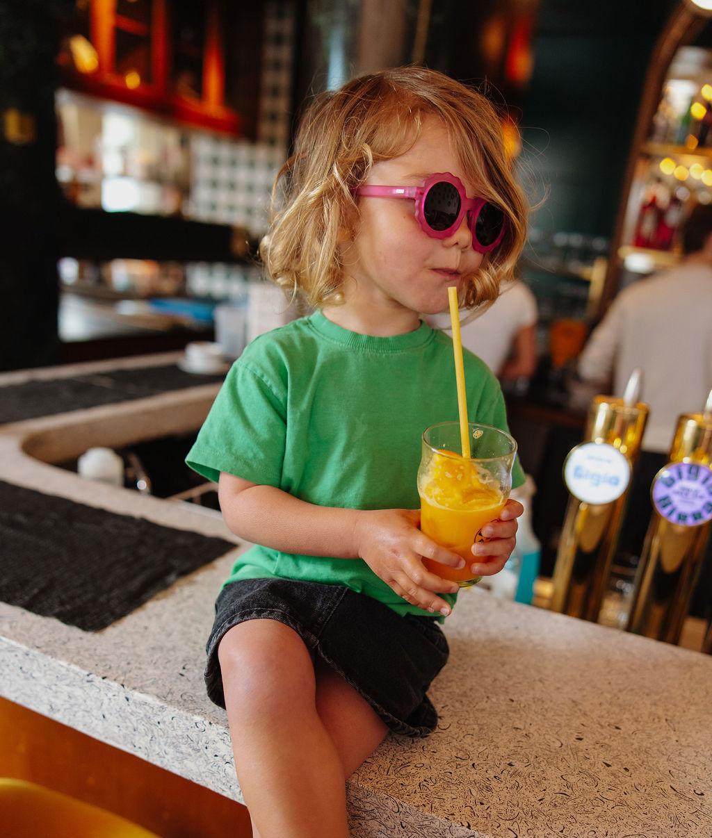 Lunettes de soleil enfant fuchsia monture fleur verres foncés Hello Hossy