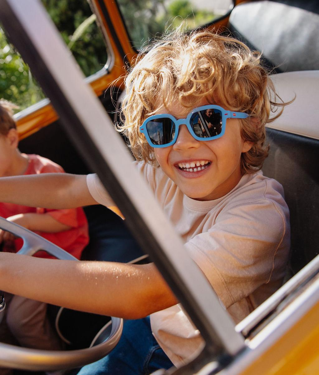 Lunettes de soleil enfant bleu forme carrée monture épaisse portée Hello Hossy