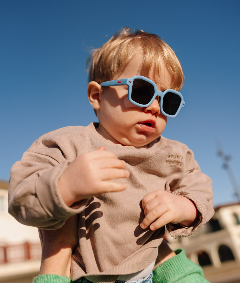 Lunettes de soleil enfant bleu forme carrée monture épaisse Hello Hossy