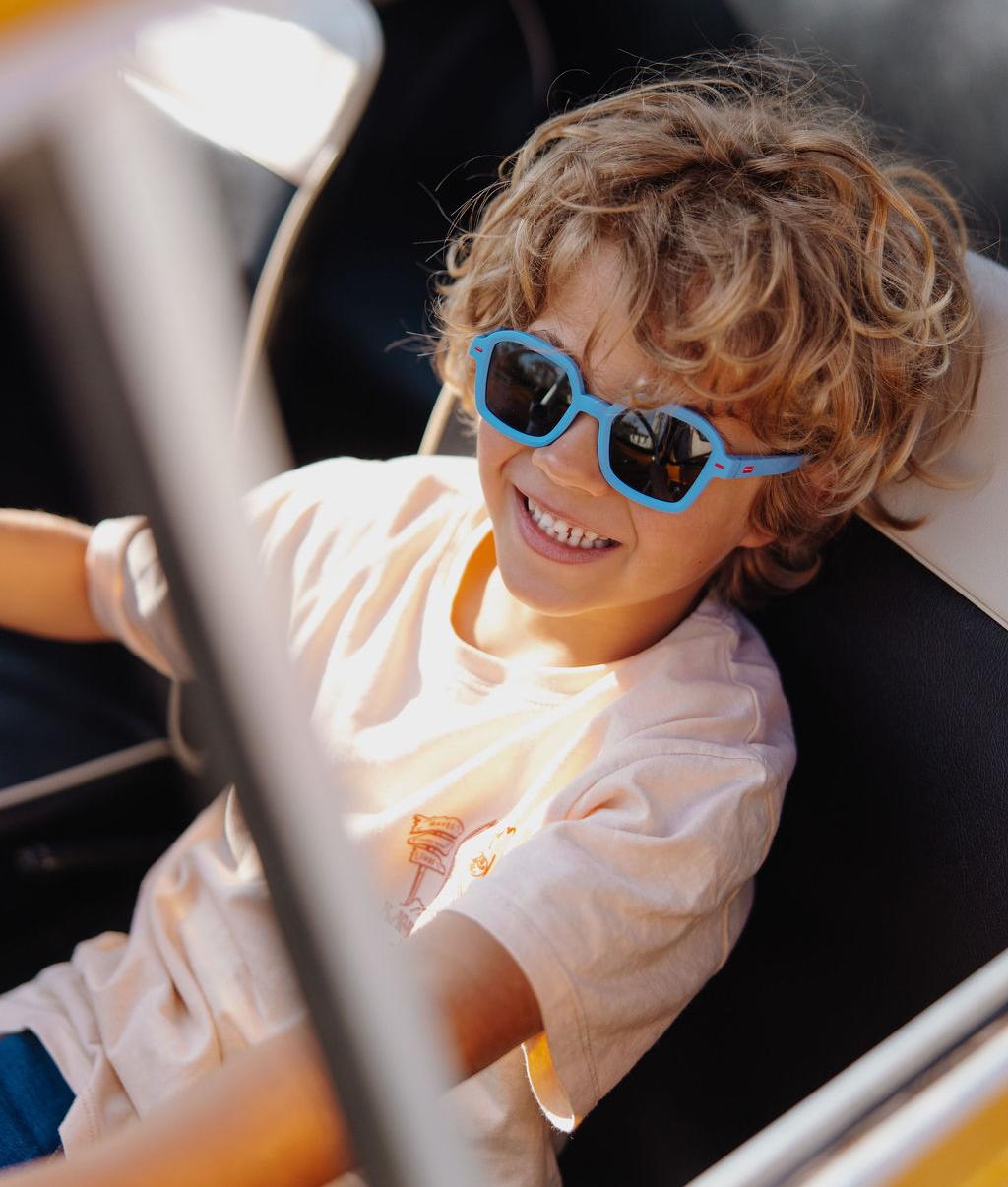 Enfant portant lunettes de soleil bleu forme carrée monture mate Hello Hossy