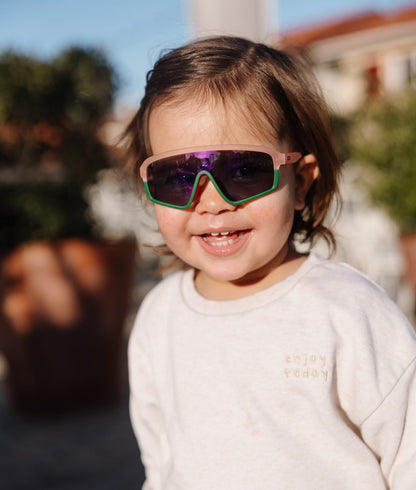 Lunettes de soleil enfant rose vert verres foncés forme sport Hello Hossy