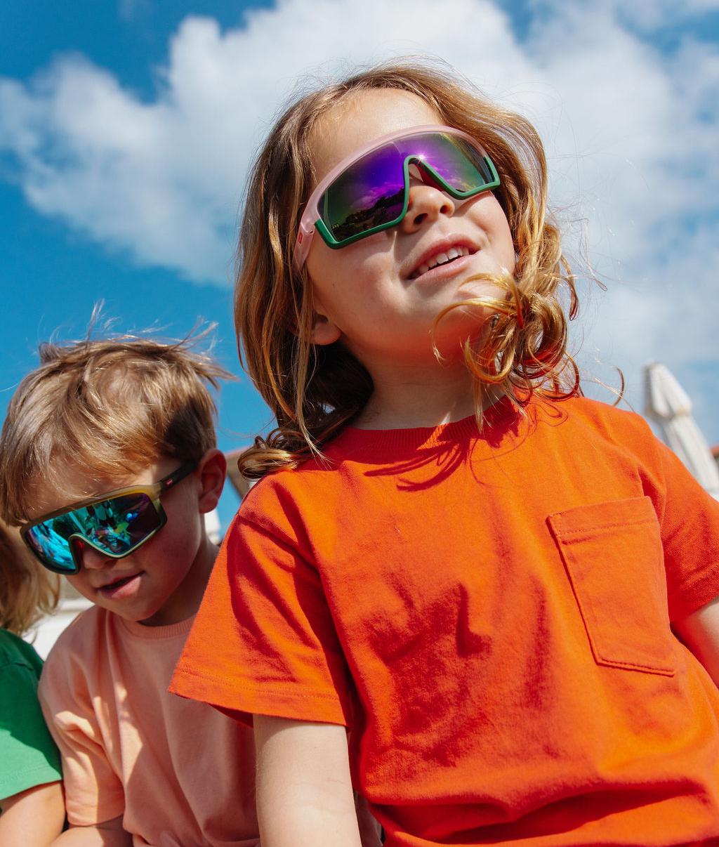 Lunettes de soleil enfant rose vert verres miroir forme large Hello Hossy