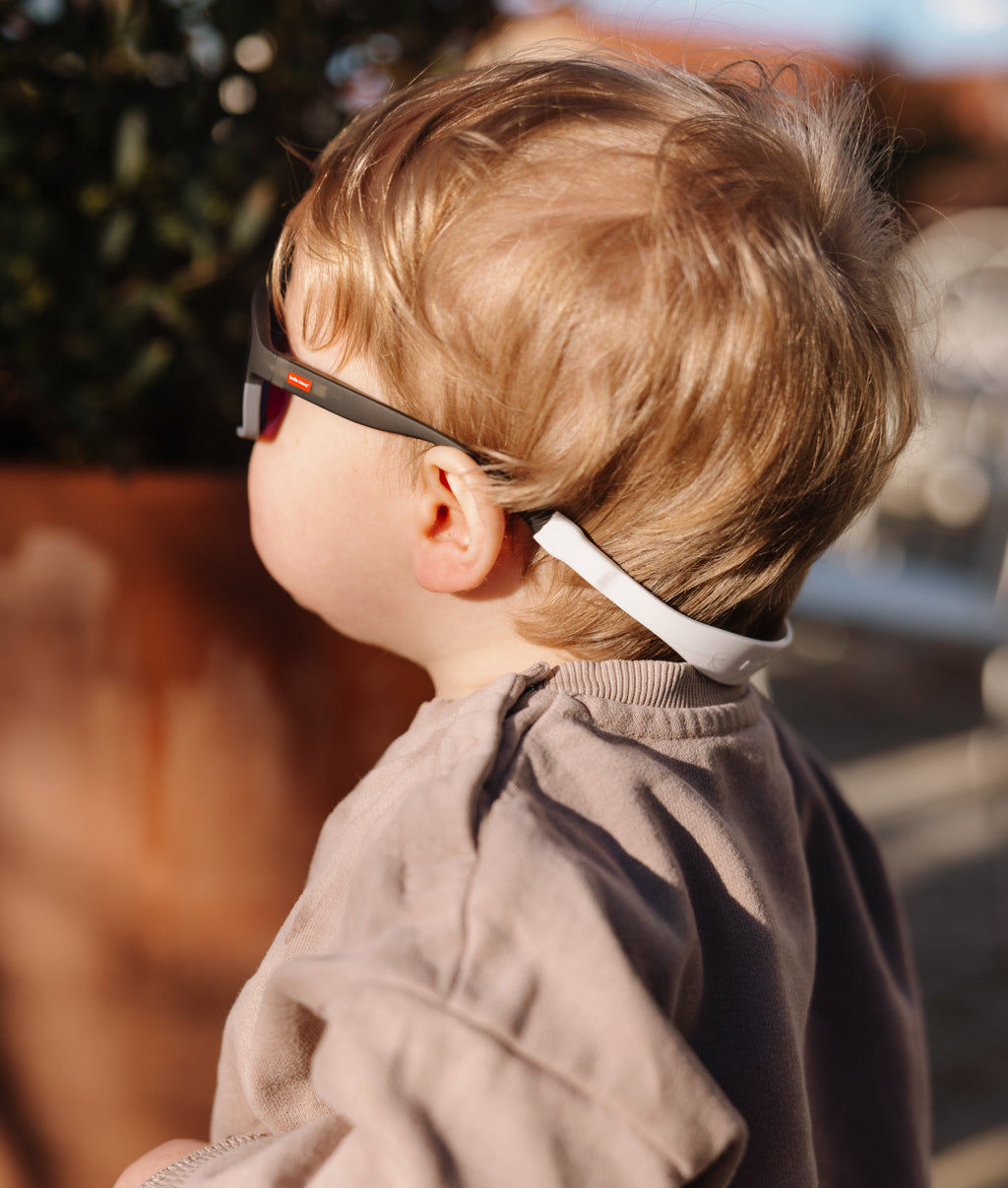 Lunettes de soleil enfant forme sport noir et gris avec attache arrière Hello Hossy