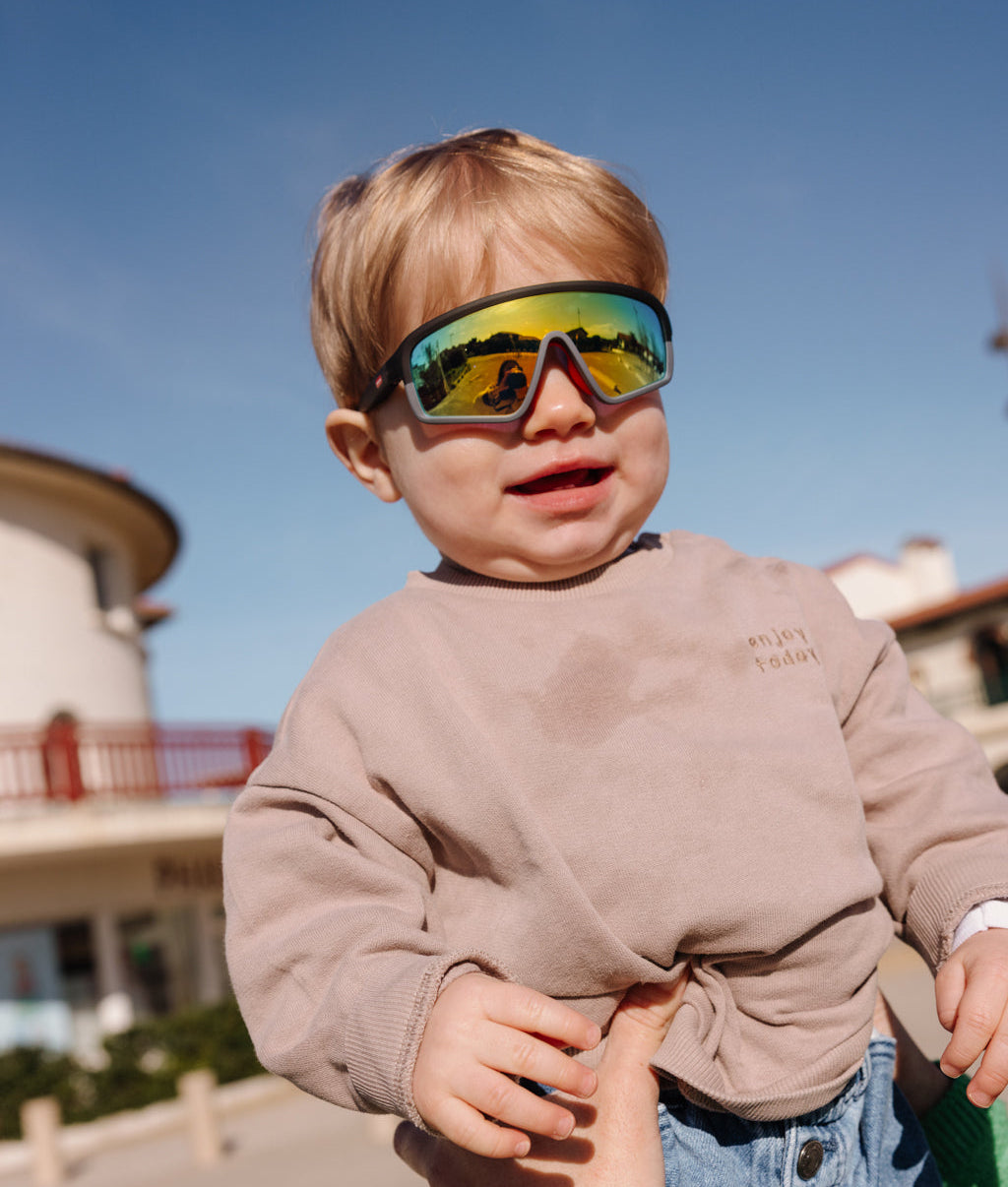 Lunettes de soleil enfant forme sport verres miroir vert monture noire et grise Hello Hossy