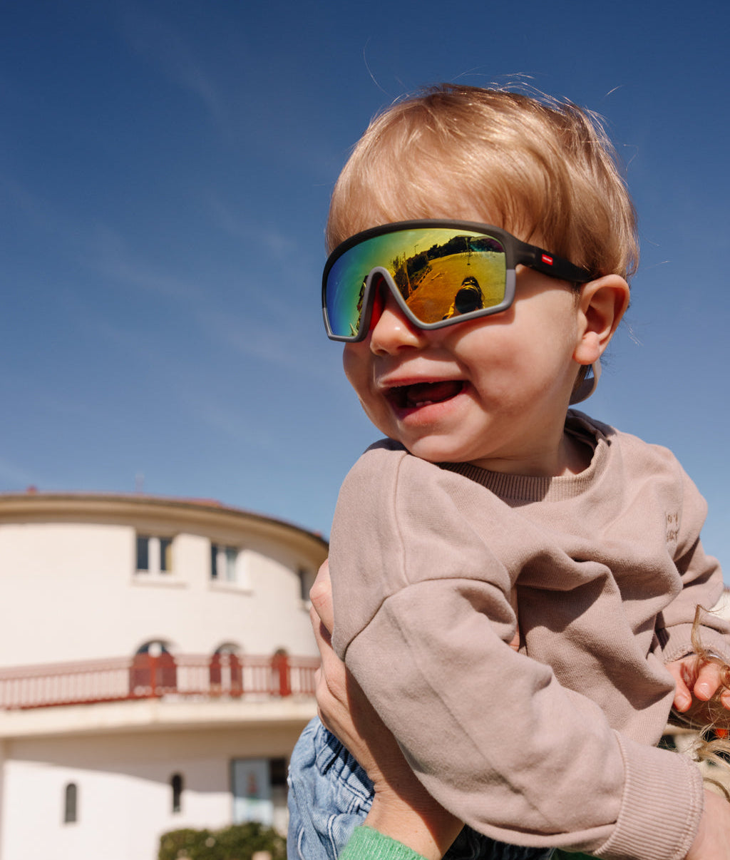 Lunettes de soleil enfant forme sport verres miroir multicolore monture noire Hello Hossy