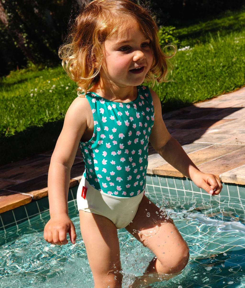 Maillot fille vert jaune rose imprimé fleurs Hello porté Hossy