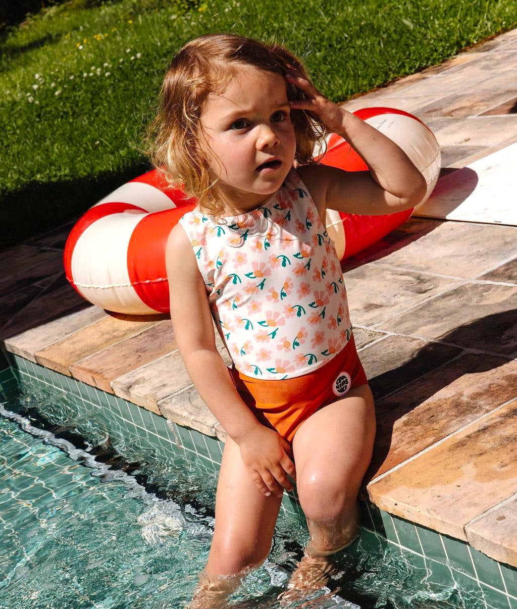 Maillot fille rose orange imprimé fleurs porté Hello Hossy