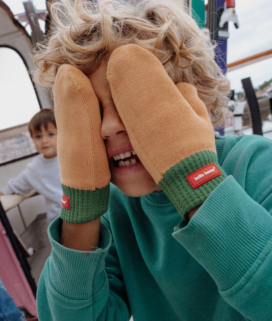 Moufles enfant camel bord vert étiquette rouge Hello Hossy
