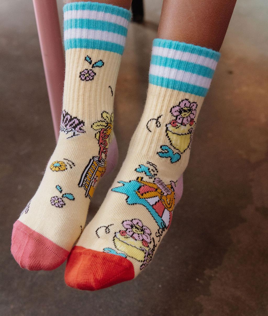 Chaussettes enfant jaune motifs fleurs rayures bleues Hello Hossy