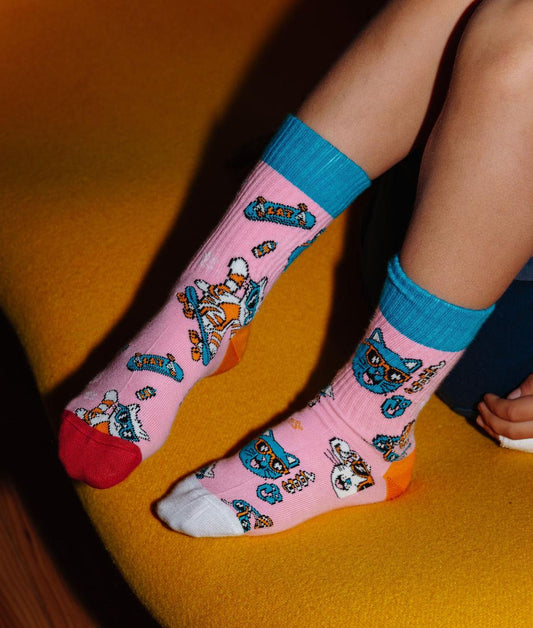 Enfant portant la paire de chaussettes imprimée chats avec lunettes - vue de 3/4 - Hello Hossy