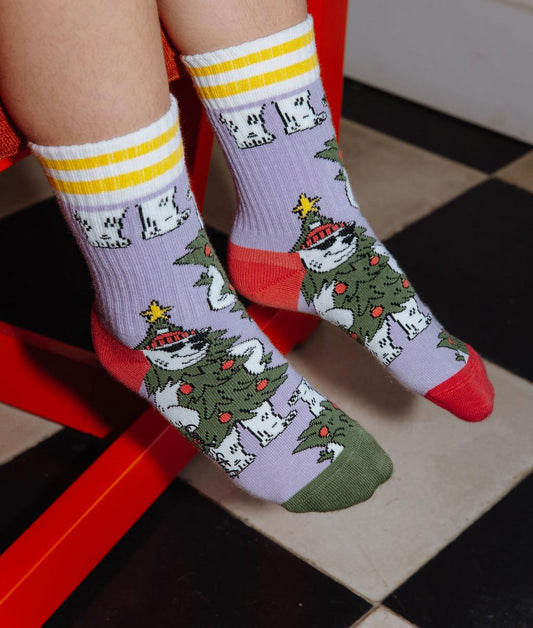 Enfant portant une paire de chaussettes imprimée ours polaire déguisé en sapin de Noël – vue du dessus – Hello Hossy