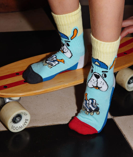 Paire de chaussettes imprimée mascotte ours portée par un enfant – vue de 3/4 – Hello Hossy