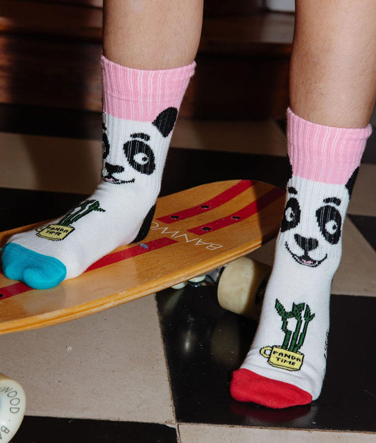 Enfant portant la paire de chaussettes motif mascotte panda avec haut de tige rose  – vue de face  – Hello Hossy