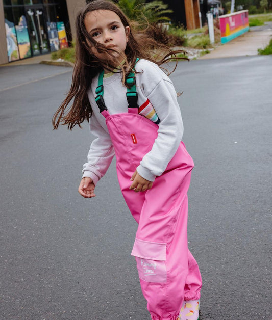 Pantalon de pluie imperméable Ali porté par une fille - vue de 3/4 - photo lifestyle – Hello Hossy