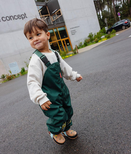 Pantalon de pluie imperméable Captain porté par un garçon - vue de 3/4 - photo lifestyle – Hello Hossy