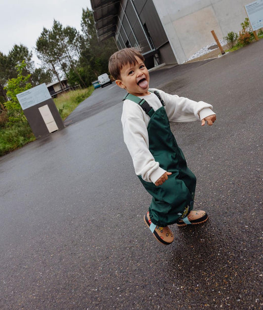 Garçon portant le pantalon de pluie imperméable avec bretelles Captain – photo lifestyle – Hello Hossy