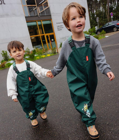 Deux garçons portant le pantalon de pluie avec bretelles Captain - photo lifestyle - Hello Hossy