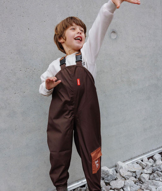 Garçon portant le pantalon de pluie imperméable avec bretelles Peanut – vue de face – Hello Hossy
