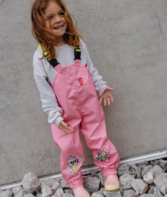 Pantalon de pluie imperméable Pitaya porté par une fille - vue de 3/4 - photo lifestyle – Hello Hossy