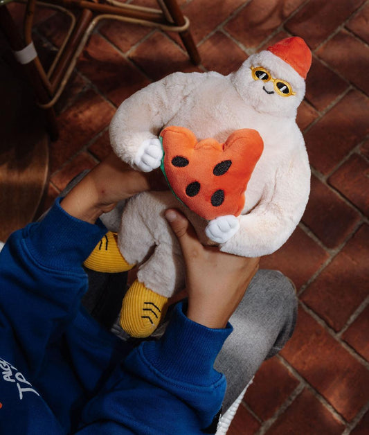 Peluche yéti beige avec lunettes jaunes Frosty Yeti tenue par un enfant - jouet original - Hello Hossy