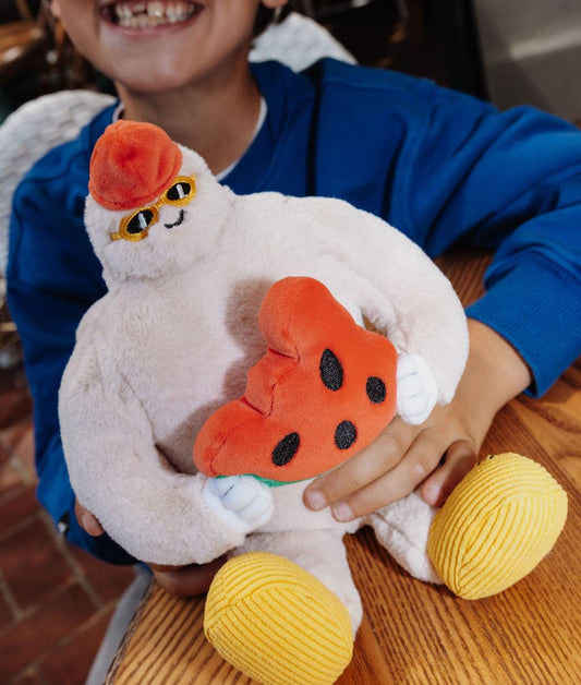 Peluche originale en forme de yéti avec tranche de pastèque dans les mains, Frosty Yéti, tenue par un enfant – vue de face – Hello Hossy
