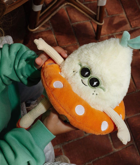 Peluche douce en forme de citron avec bouée, Lemon Splash tenue par un enfant – vue du dessus – Hello Hossy