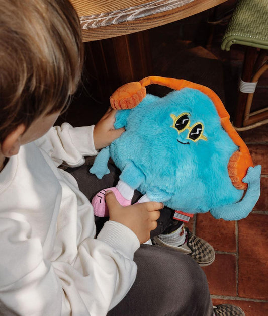 Peluche originale en forme de nuage avec casque de musique, Rock N Cloud, tenue par un enfant – vue du dessus – Hello Hossy