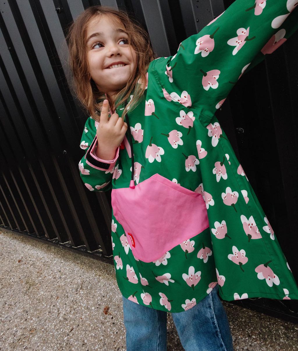 Poncho de pluie enfant vert motif fleurs poche kangourou rose Hello Hossy