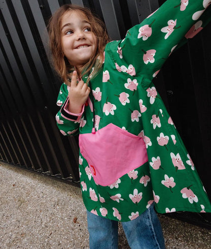 Poncho de pluie enfant vert motif fleurs poche kangourou rose Hello Hossy