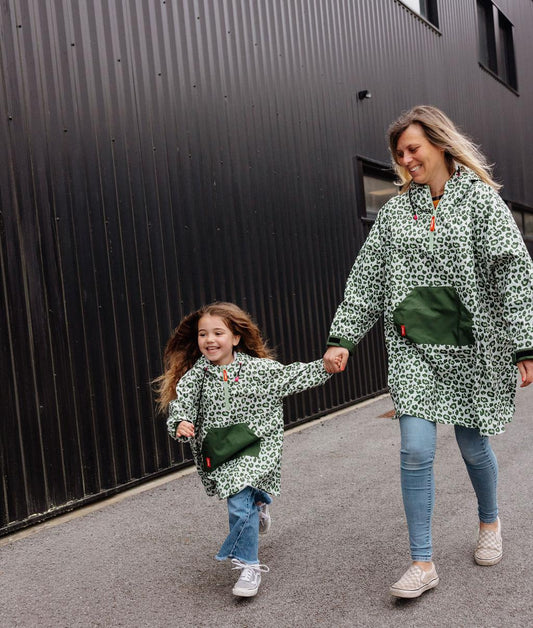 Duo maman enfant ponchos de pluie vert imprimé léopard poche avant Hello Hossy
