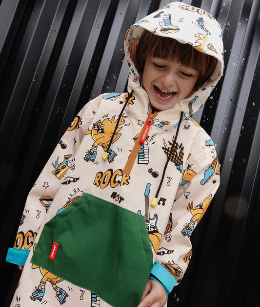 Poncho de pluie enfant crème imprimé musique poche verte capuche Hello Hossy