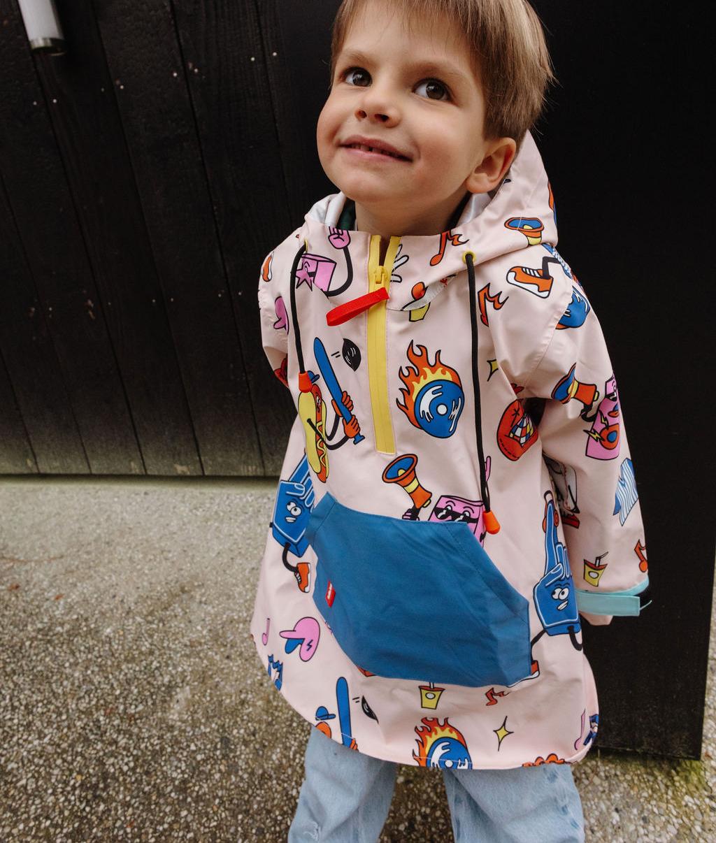 Poncho de pluie enfant crème imprimé sport rouge et bleu poche bleue Hello Hossy