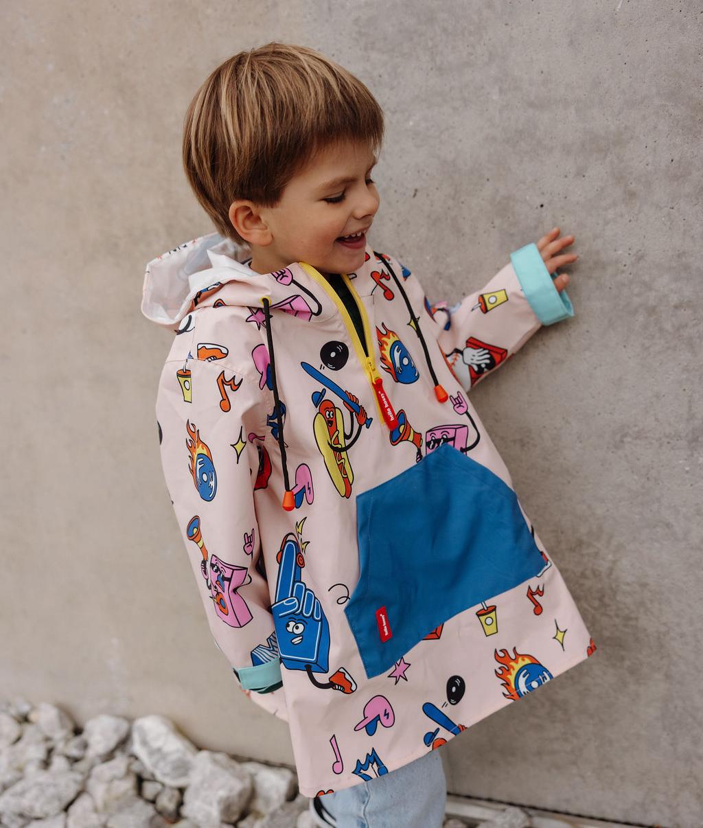 Poncho de pluie enfant crème bleu rouge motif sport poches Hello Hossy
