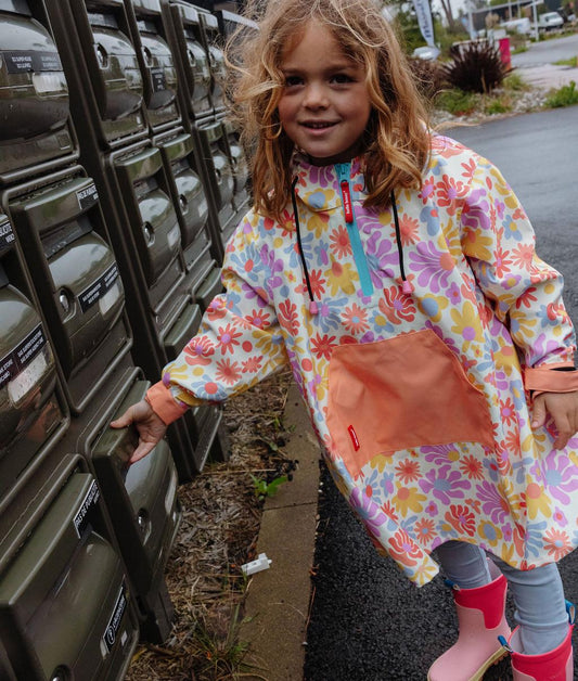 Fille portant le poncho de pluie Retro Flowers - vue de 3/4 - photo lifestyle - Hello Hossy