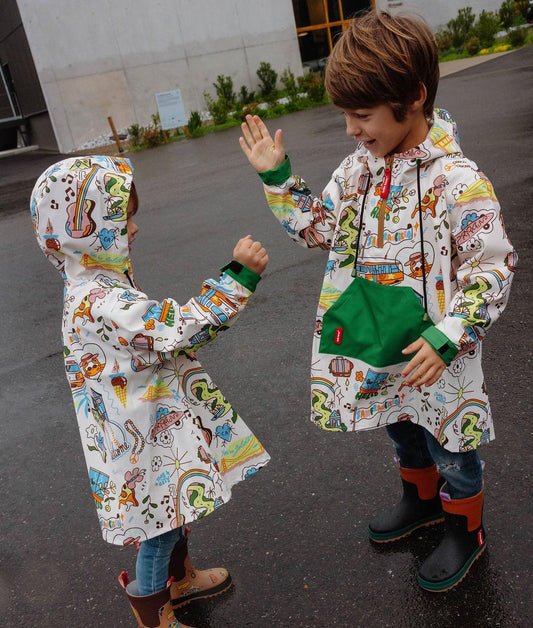 Deux garçons avec le poncho de pluie imperméable imprimé San Francisco avec capuche - photo lifestyle - Hello Hossy