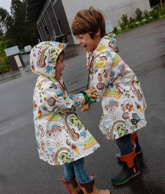 Poncho de pluie imperméable avec capuche San Francisco porté par deux garçons - photo lifestyle - Hello Hossy