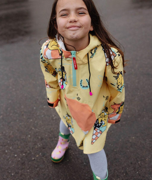 Fille avec le poncho de pluie Unicorn - look décontracté - photo lifestyle - Hello Hossy