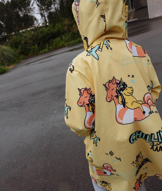 Enfant portant le poncho de pluie imperméable avec capuche Unicorn – vue de dos – Hello Hossy