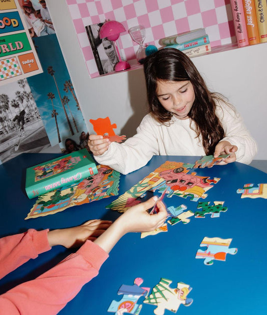 Enfants assemblant le puzzle coloré 25 pièces "Cherry Safari" sur une table – photo lifestyle – Hello Hossy