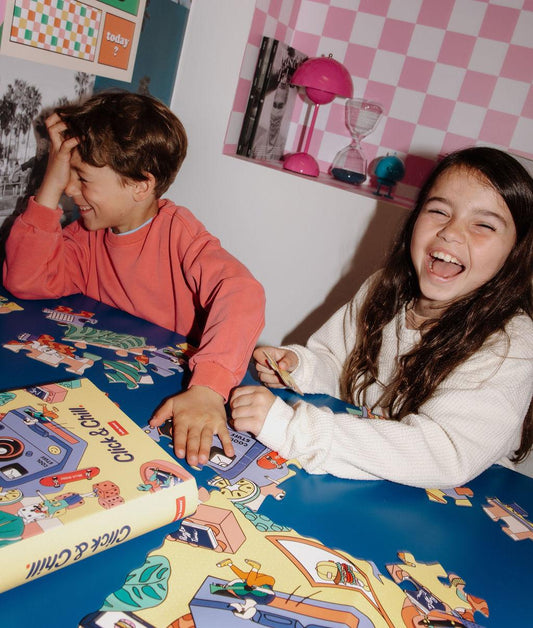 Fille et garçon assemblant le puzzle coloré 36 pièces "Click & Chill" sur une table – ambiance ludique – Hello Hossy
