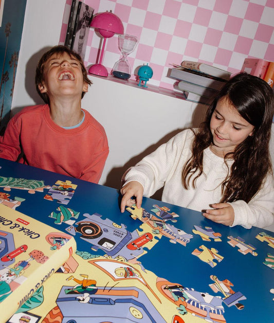 Enfants jouant avec le puzzle 36 pièces "Click & Chill" – photo lifestyle – Hello Hossy