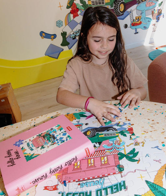 Enfant jouant avec le puzzle 48 pièces "Hello Hossy House" – ambiance ludique – Hello Hossy